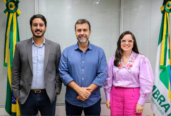 Presidente Marcelo Freixo (C) e seus dois novos diretores na sede da Embratur. Foto: Renato Vaz/Embratur